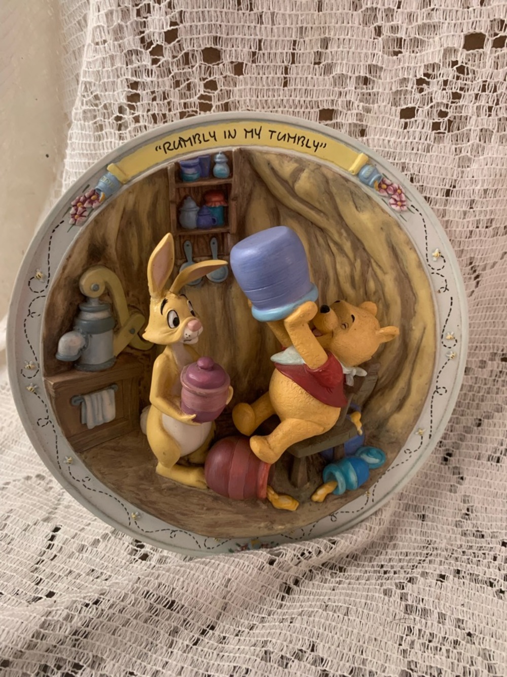 WINNIE THE POOH -  3D DISNEY COLLECTOR PLATE - RUMBLY IN MY TUMBLY CERT.